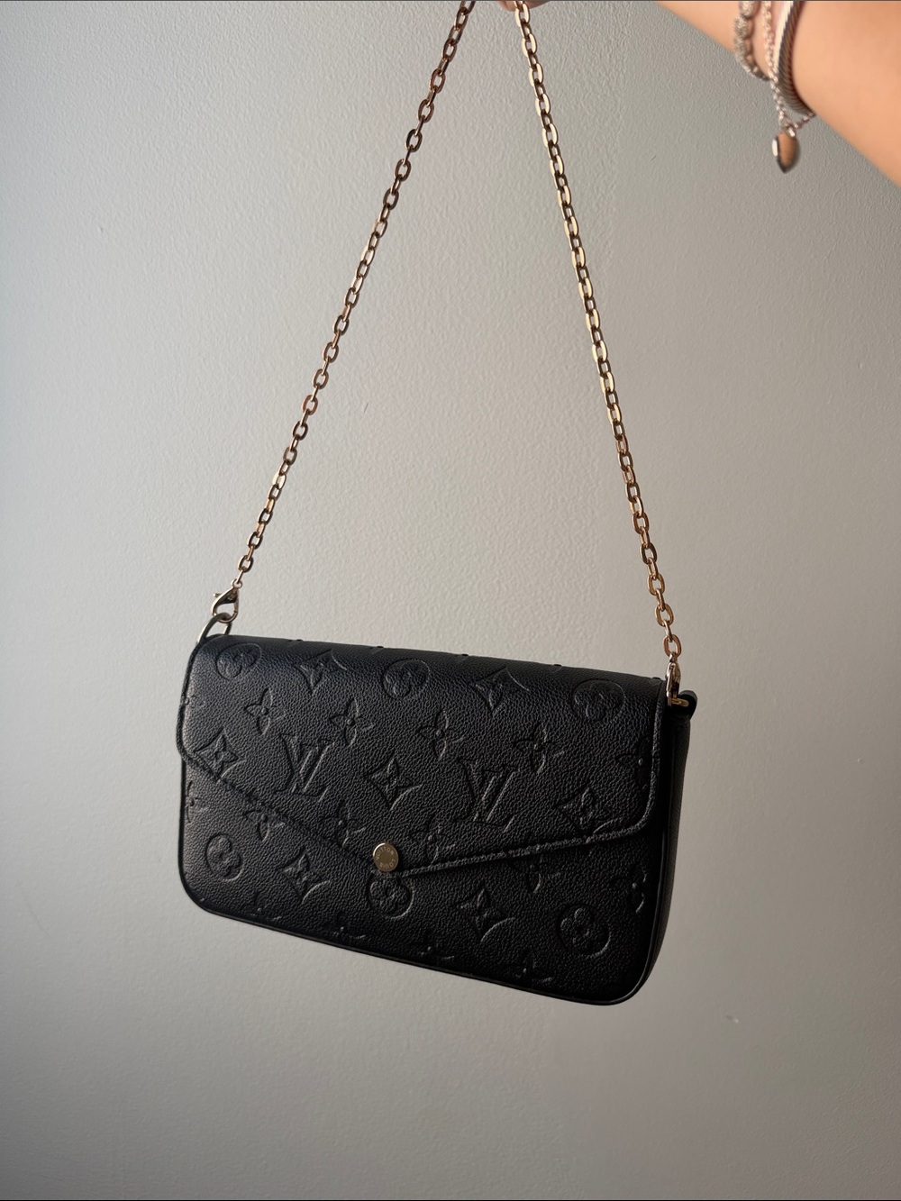 Black envelope chain bag